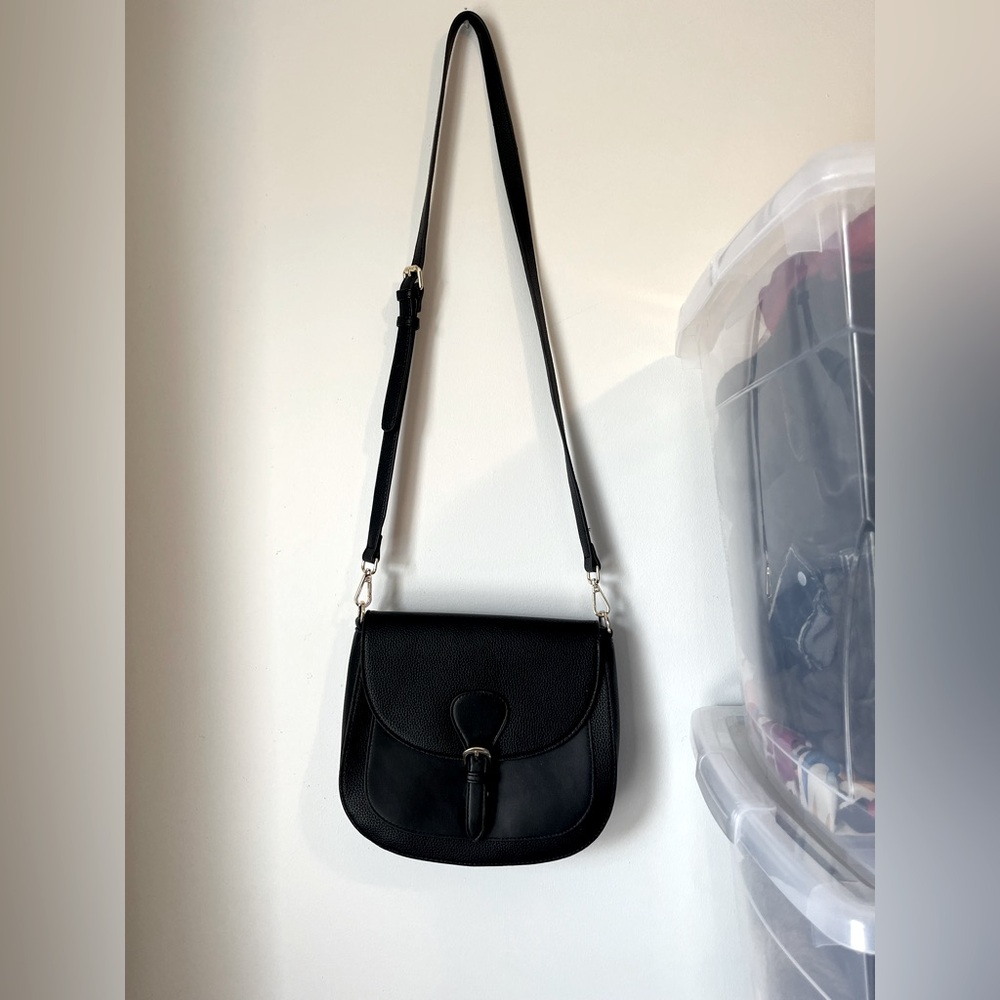 Elegant Black Crossbody Bag with Adjustable Strap